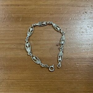 Vintage 925 Italy filigree tulip flower oval shaped link/panel/chain bracelet.